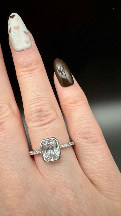 Srebrny pierścionek z 17 cyrkoniami, 925, waga: 2,38g, rozmiar: 14