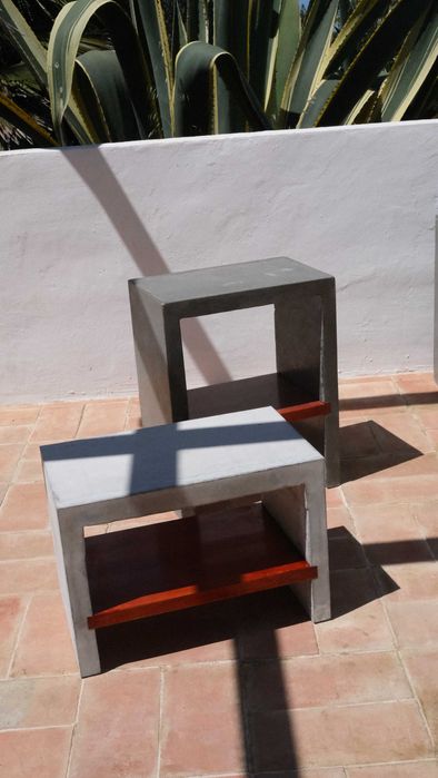 Pequena Mesa de cimento e madeira small concrete and wooden table