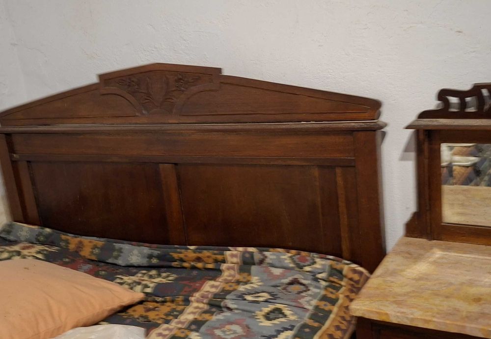 Mobília de quarto Arte Nova - Cama, roupeiro, vitrine e mesa de cabeceira