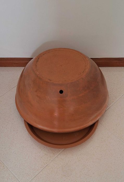 Floreira redonda em barro vermelho