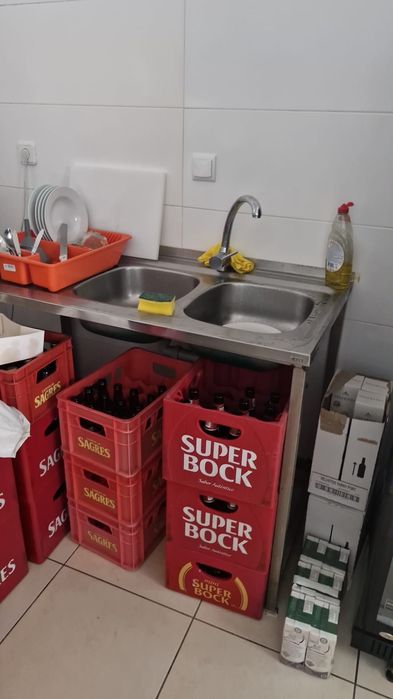 Aluga-se café espaço comercial 112m2