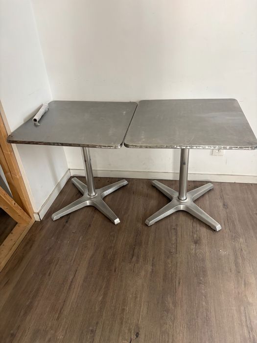 Mesas e cadeiras de inox
