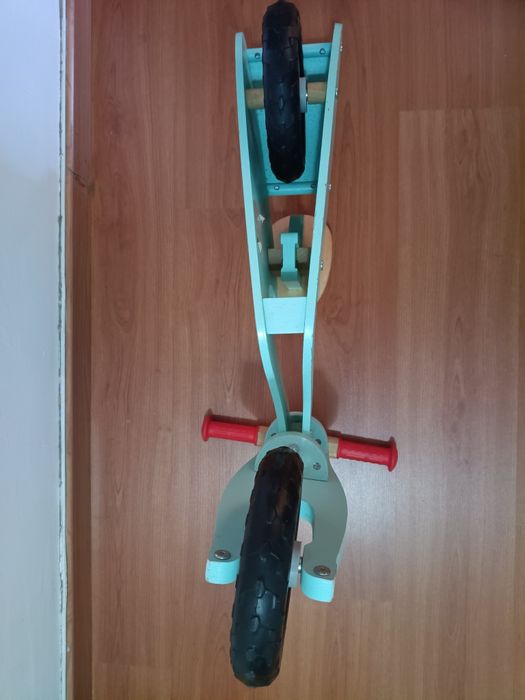 Bicicleta de equilíbrio (balance bike) em madeira, 2-5 anos, peso máximo 20kg, azul e vermelho