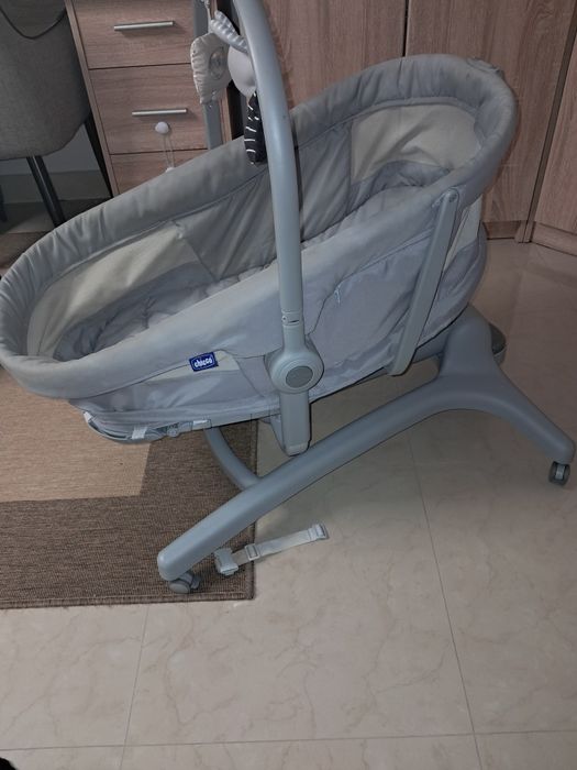 Baby Hug 4 em 1 está equipado com um arco eletrónico de brinquedos