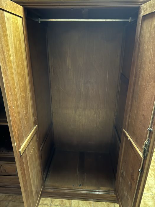 Roupeiro em ótimo estado