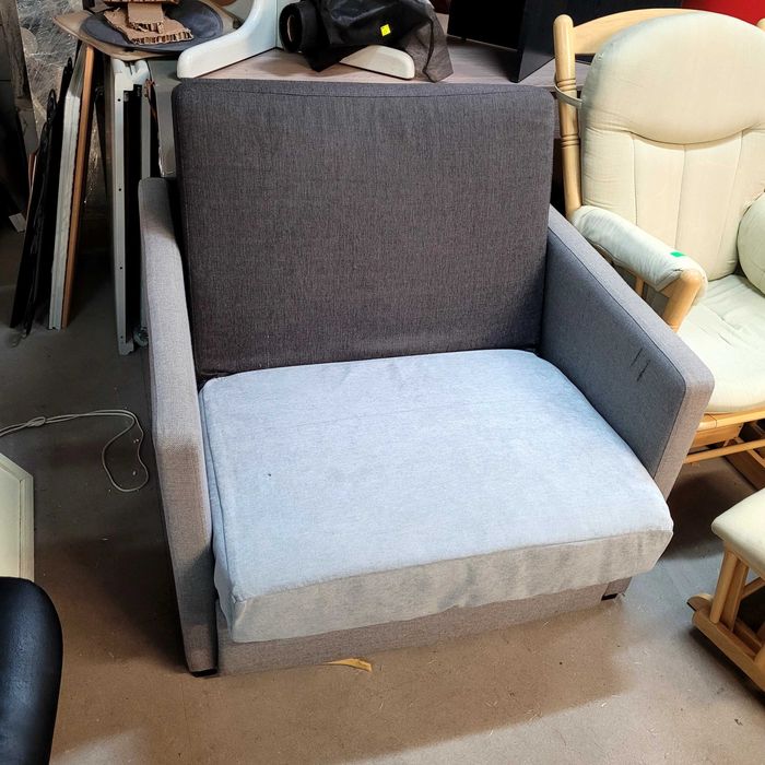 Fotel z funkcją spania. Możliwy transport