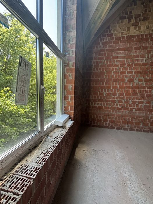 Просторий і стильний будинок у сучасному котеджному містечку