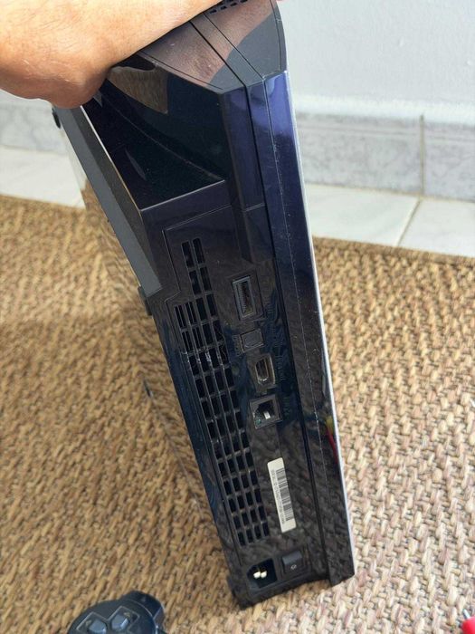 Vendo PlayStation 3 Fat (modelo com 2 portas USB), em excelente estado e a funcionar perfeitamente.