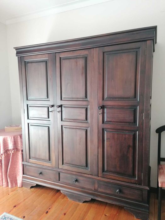 Mobilia de quarto em madeira maciça