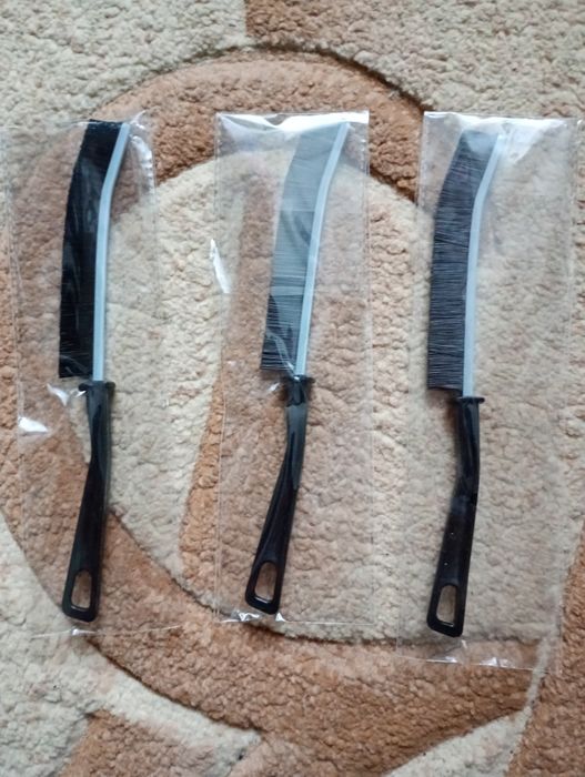 Тоненька щітка для мийки в трудних місцях