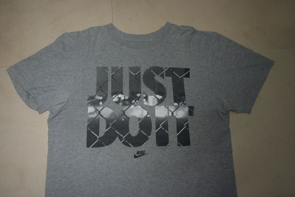 T-shirt Nike cinzenta