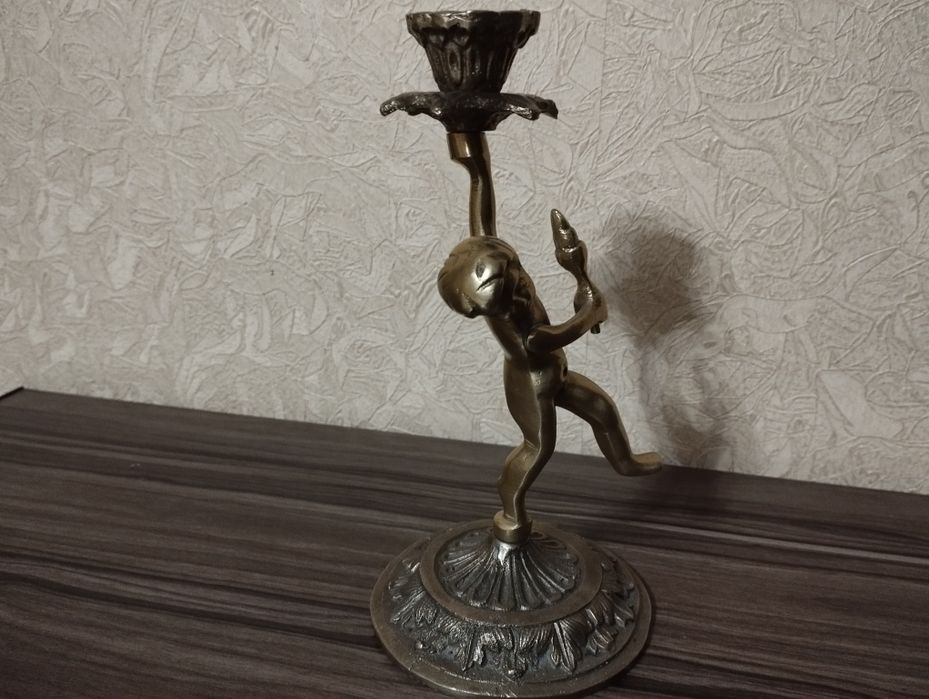 Продам бронзовый подсвечник.
