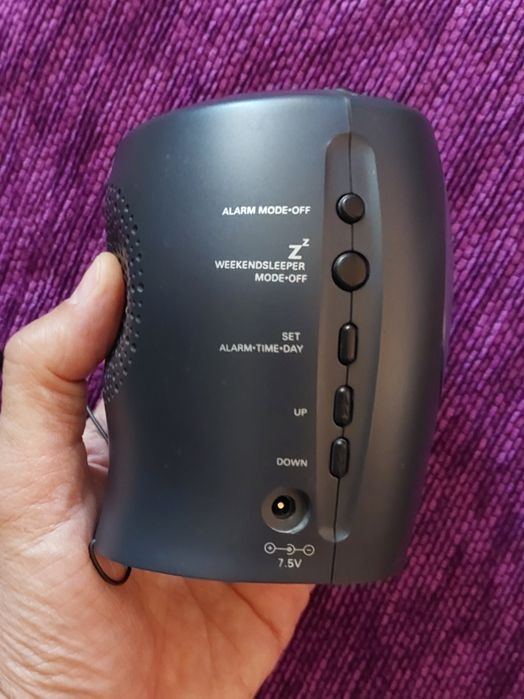 Часы радио будильник PHILIPS работает на 4 батарейках