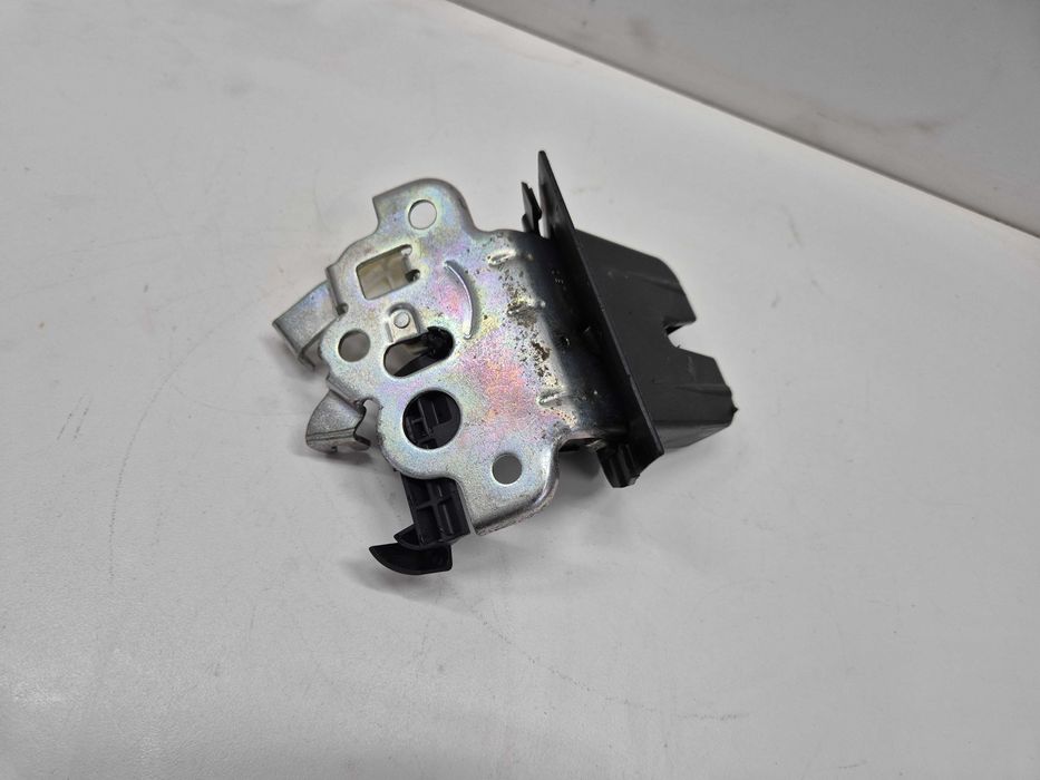 audi a6 c6 a3 8p a4 b8 zamek tylnej klapy bagażnika tył tylny