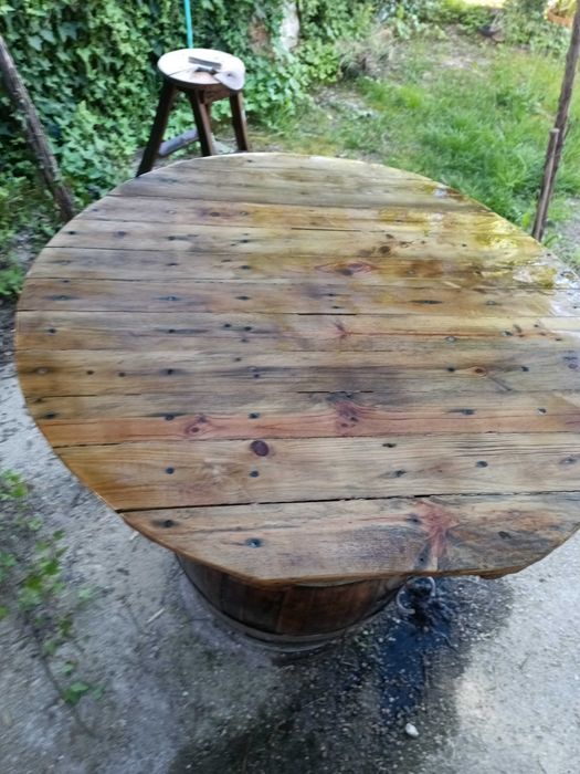 Mesa pipo com 3 bancos
