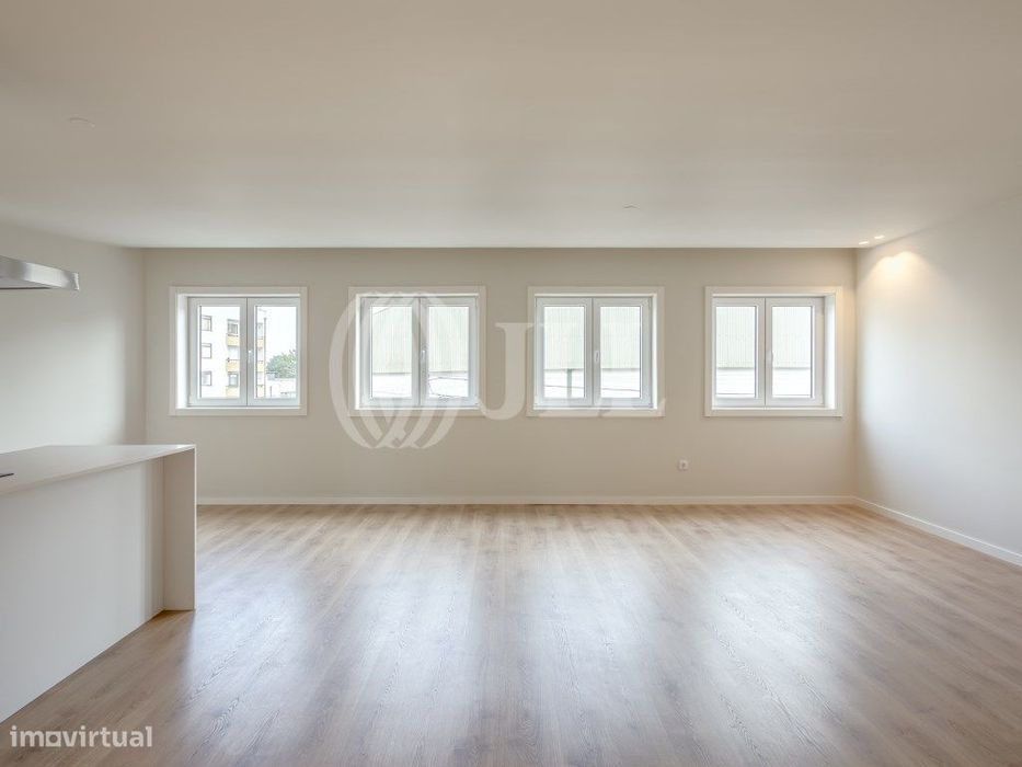 Apartamento T4 com varanda e garagem nas Antas Porto