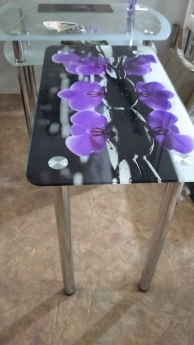 Стол стеклянный, обеденный.