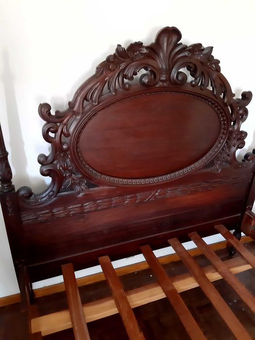 Cama de casal em madeira mogno maciça (e torneada)