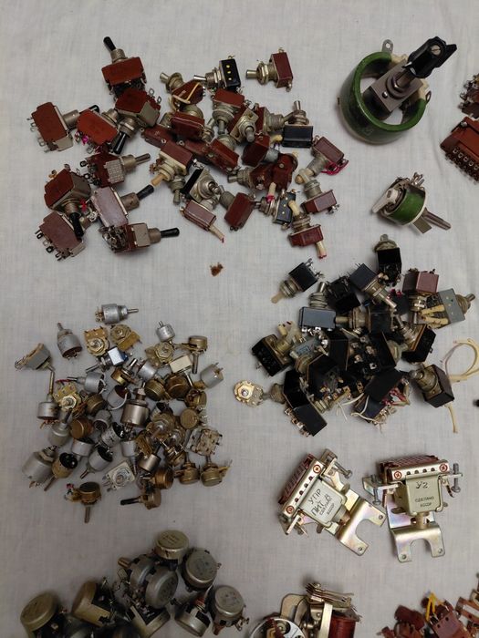 Радіодеталі  різні по фотографіях. Ціна договірна.