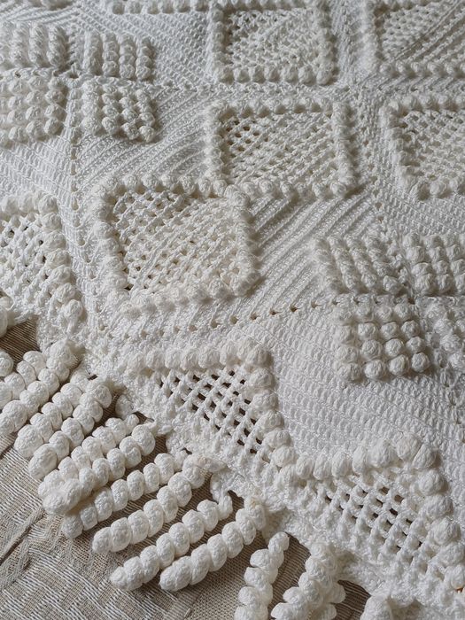 Colcha de renda feita à mão – 210×200 cm – peça única e artesanal