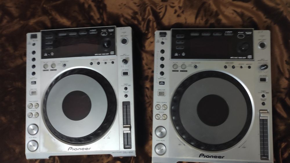 2 x Pioneer CDJ 850 - пара проигрывателей, деки.