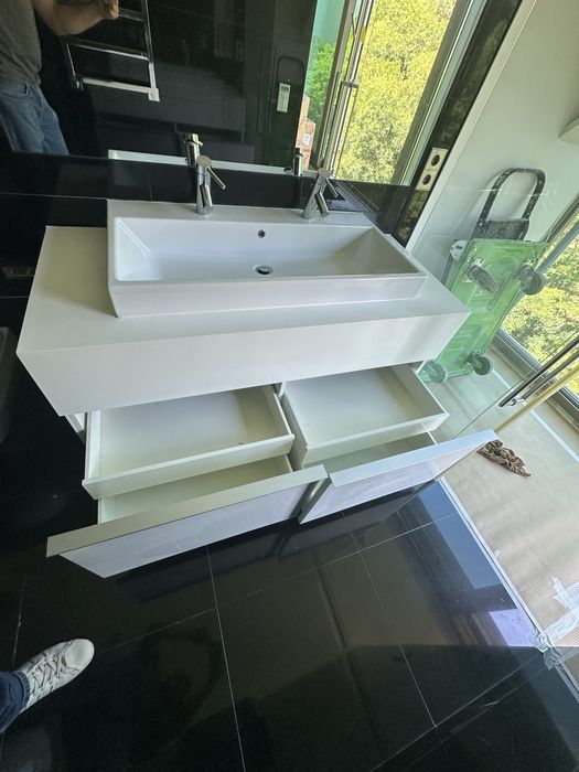 2 Móveis de casa de banho com lavatório