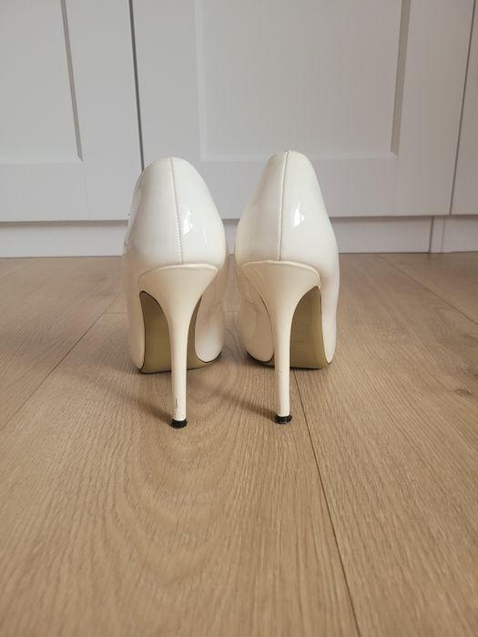 Buty na obcasie czółenka na szpilce lakierowane ecru kremowe 36