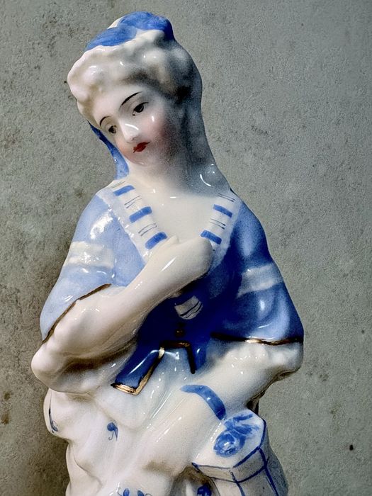 Lindo antigo par de figuras rococcó em porcelana europeia
