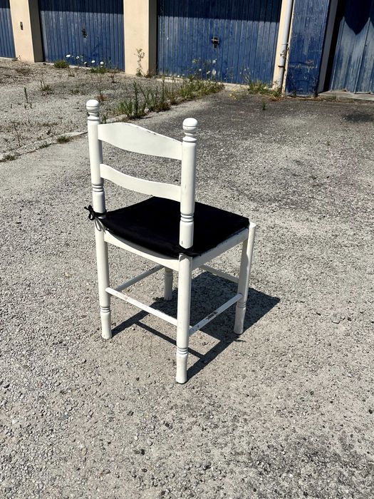 Conjunto mesa branca e duas cadeiras