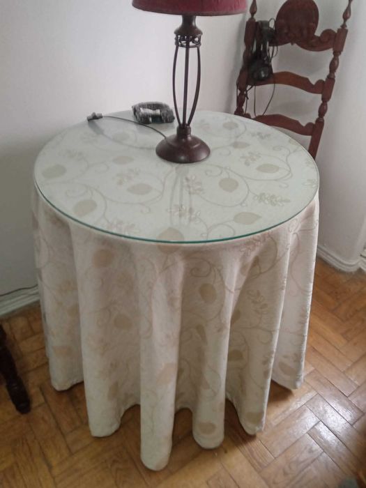 Mesa redonda em madeira e tampo em vidro