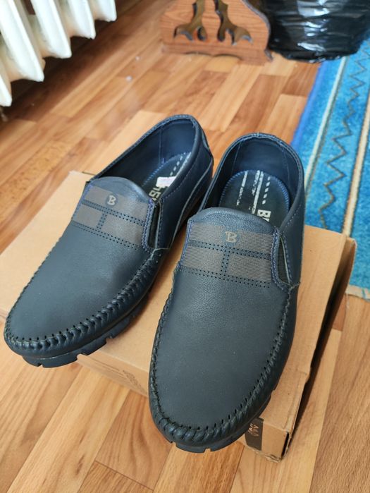 Макасини, із натуральної шкіри.