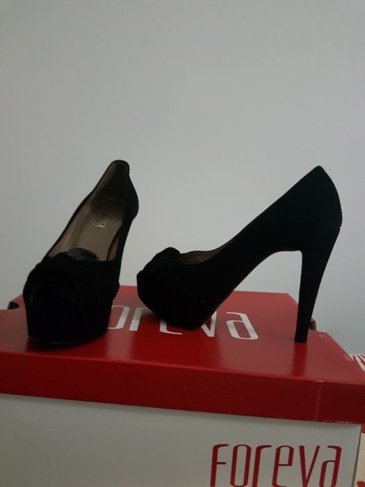 Sapatos  NOVOS  sem qualquer uso!!