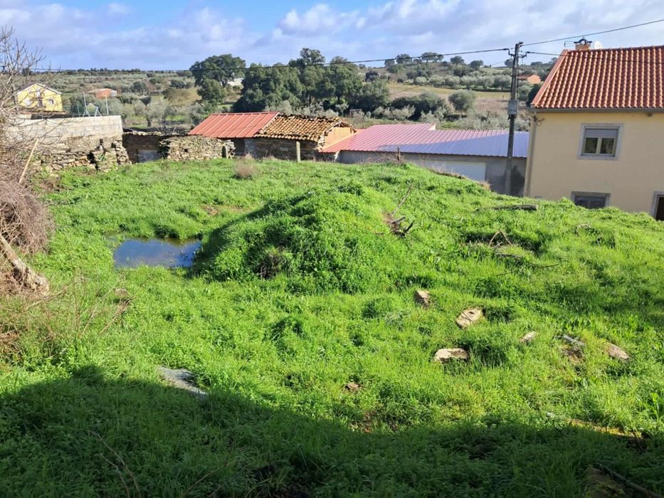 Vende-se Casa de habitação em Vilar Seco, Castro Vicente - Mogadouro.