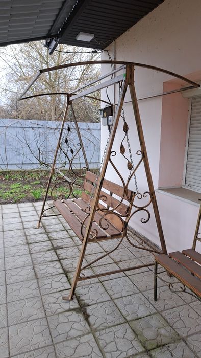 Гойдалки , качелі садові металеві, деревяні вуличні.
