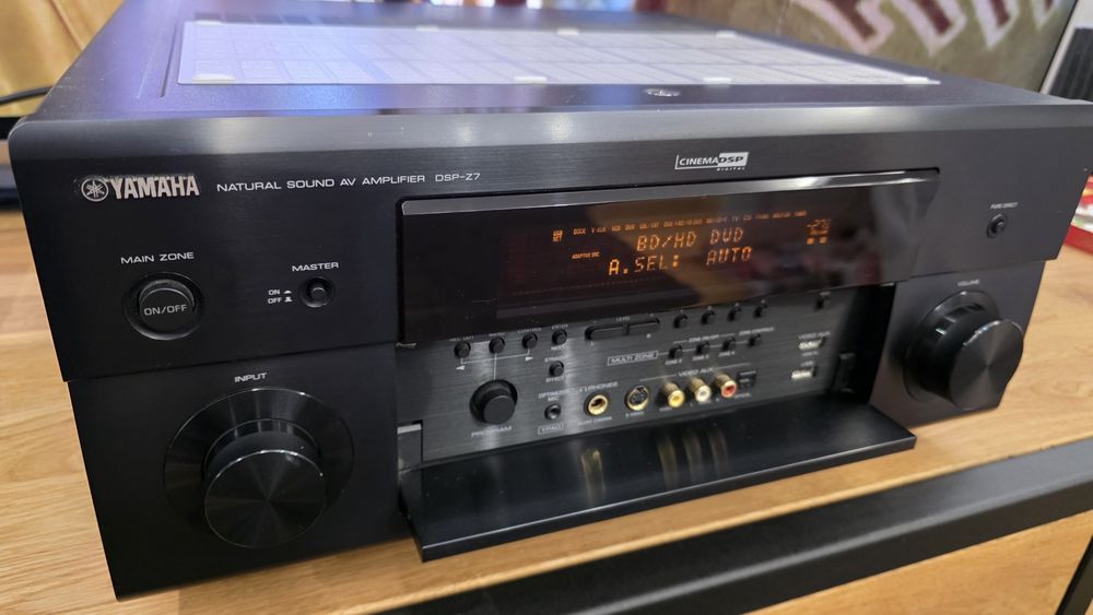 Yamaha DSP-Z7 amplituner