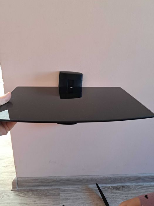 Czarna szklana półka pod telewizor na dekoder