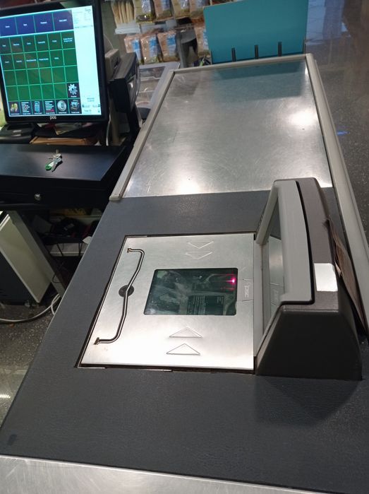 Balcão de compras com balança incluída