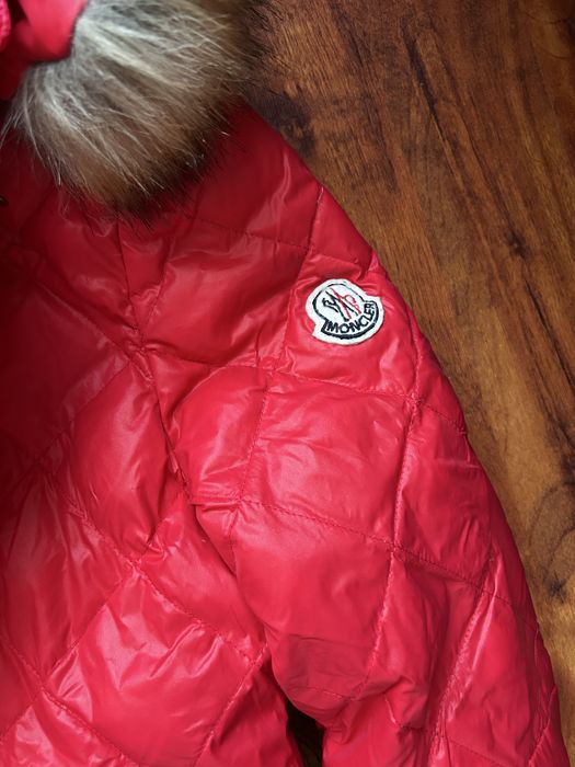 Czerwony puchowy plaszcz Moncler