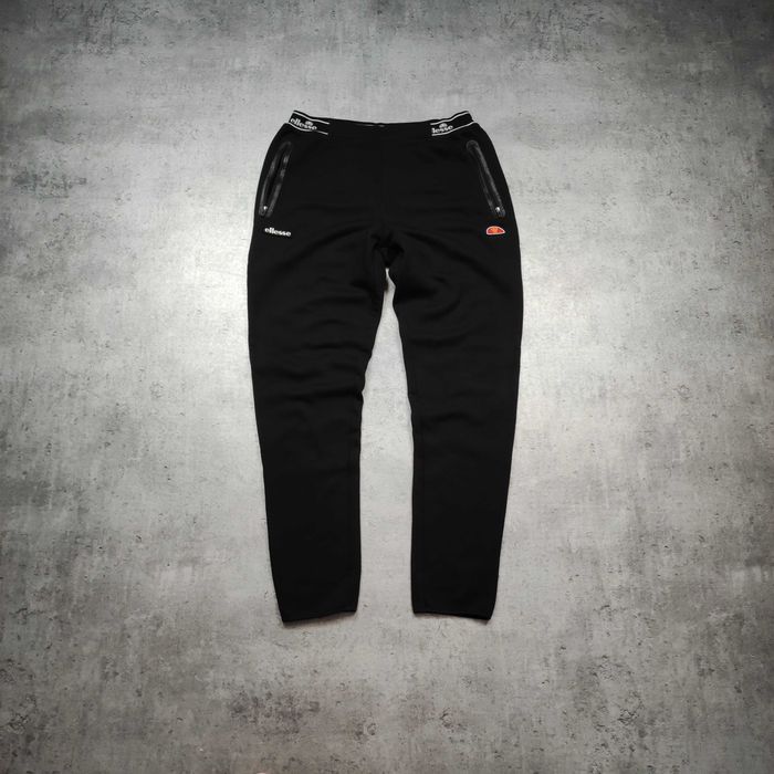 MĘSKIE Spodnie Dresy Sportowe Joggery Logo Czarne Tech Ellesse Sport