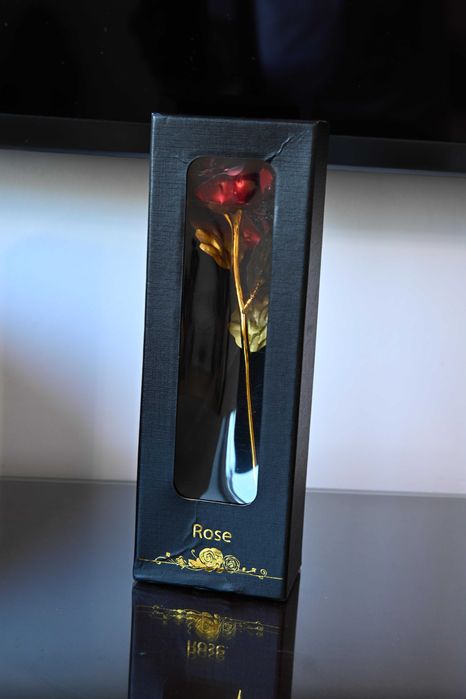 Rosa Decorativa Vermelha e Dourada
