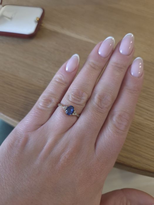 Złoty pierścionej z szafirem