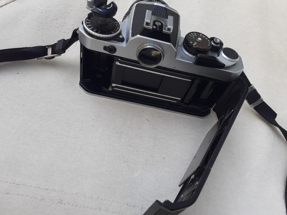 Máquina FE antiga Nikon com lente. Também tenho flash NIKON conforme f