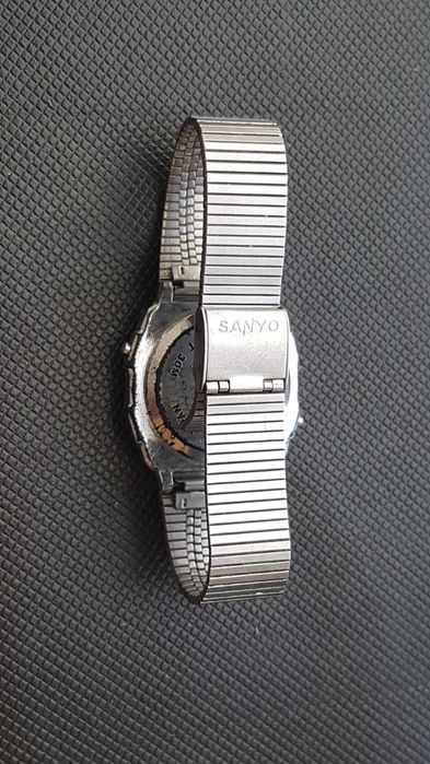 Zabytkowy zegarek cyfrowy Sanyo Alarm Chrono z lat 80.
