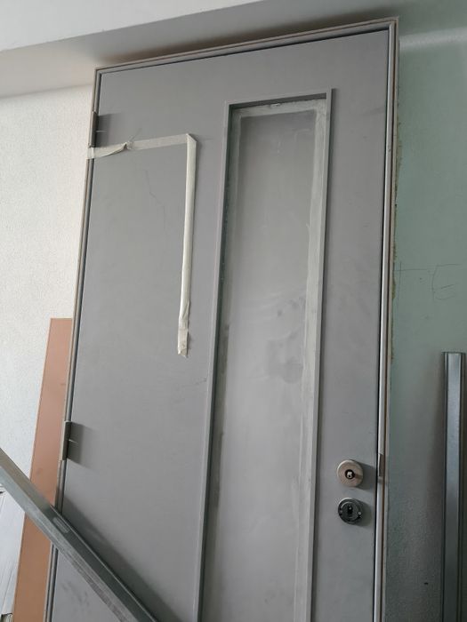 Porta com vidro cinza pintada de excelente qualidade.