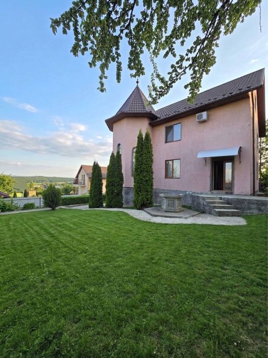 Продається БУДИНОК з ділянкою 10 соток, ЧУДОВИМ КРАЄВИДОМ та гарною озелененою територією, 5хв до Кварцу! Максимально тихе місце!