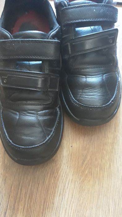 Шкіряні чорні кросівки Clarks, розмір 34