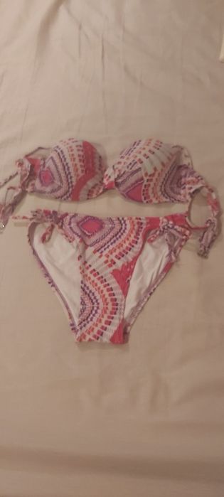 Biquinis novos e gorros e luvas..