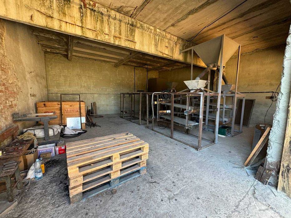 Продається виробничо-складськi примiщення з крупоцехом та обладнанням