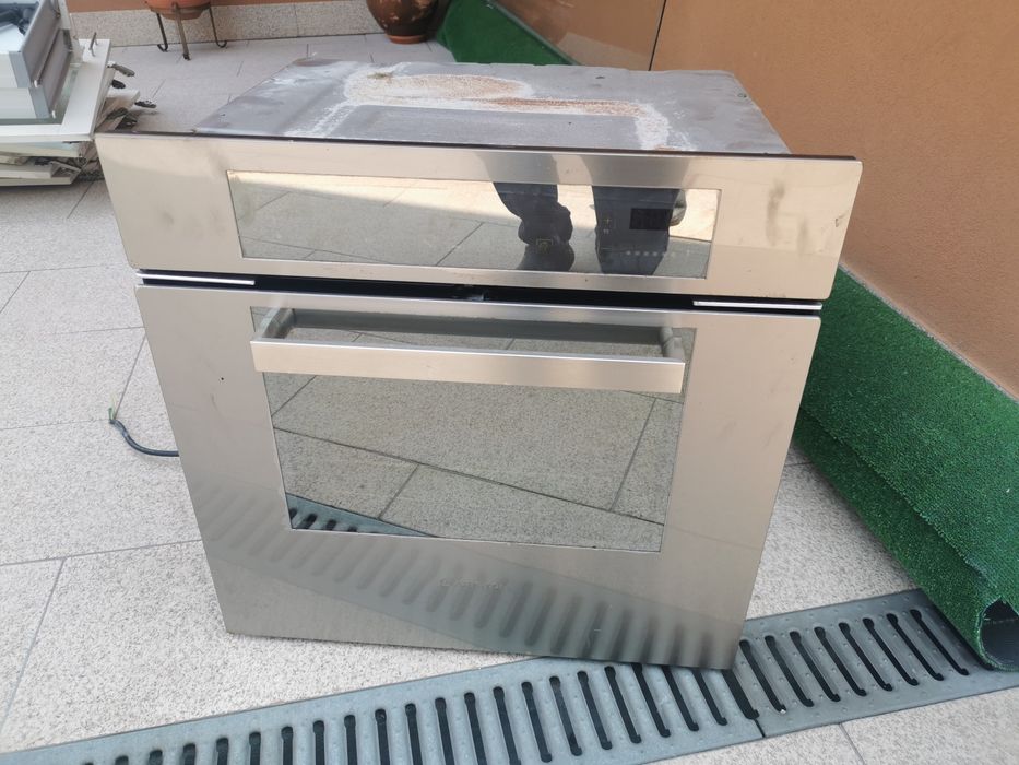 Forno eléctrico em óptimo estado de conservação.