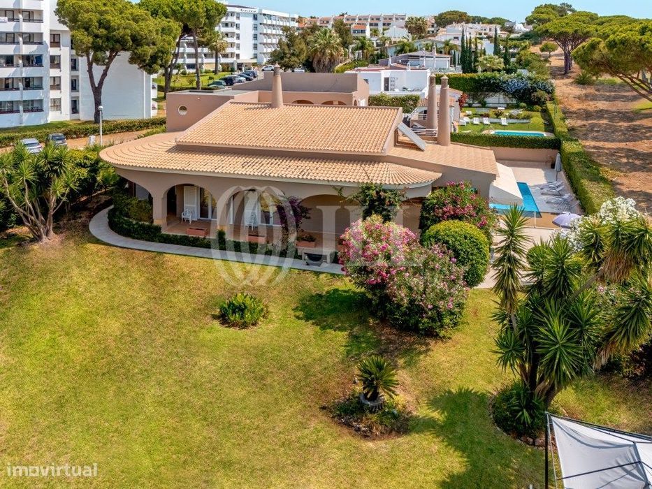 Moradia T6 com jardim e piscina, em Vilamoura, Algarve